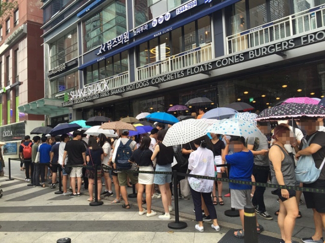오후 2시께 비가 내리는 가운데도 사람들이 입장을 기다리고 있다. 사진=차재서 기자 sia0413@newsway.co.kr