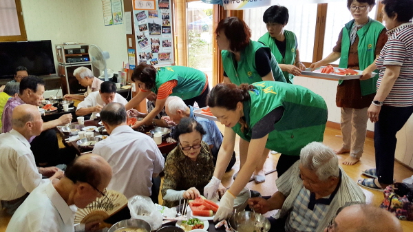 지산1동 새마을회 회원들이 어르신들에게 삼계탕을 대접하고 있다. 사진=수성구청 제공