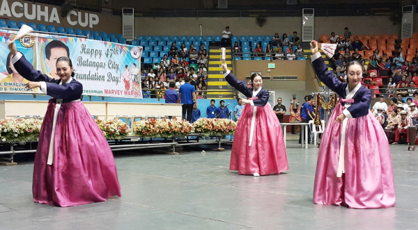 수성구 대표단으로 필리핀 바탕가스시를 방문한 아정무용단이 수블리안 페스티벌에서 우리나라 전통춤을 선보이고 있다. 사진=수성구청 제공