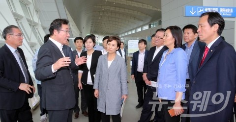 이낙연 지사, 무안공항서 더민주와 예산정책협의회