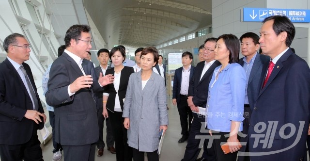 이낙연 지사, 무안공항서 더민주와 예산정책협의회