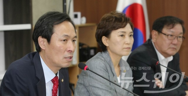 더불어민주당 우상호 원내대표가 2일 오후 무안국제공항 회의실에서 열린 더불어민주당과 전라남도 예산정책협의회에서 인사말을 하고 있다.