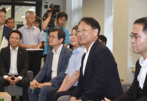 유일호 “3분기 개소세·파업·김영란법···추경 통과돼야”