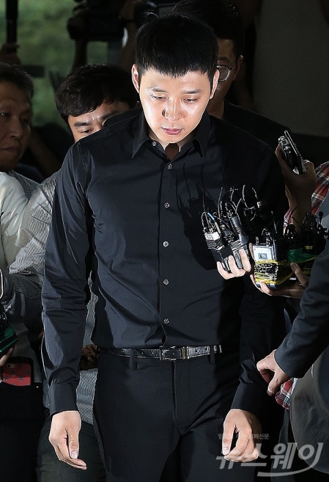 法, 박유천 첫 고소여성·사촌오빠 구속···남자친구는 기각