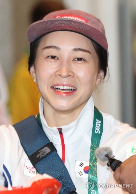 ‘8년만에 무대’ 역도 윤진희, 극적 동메달 품 안에