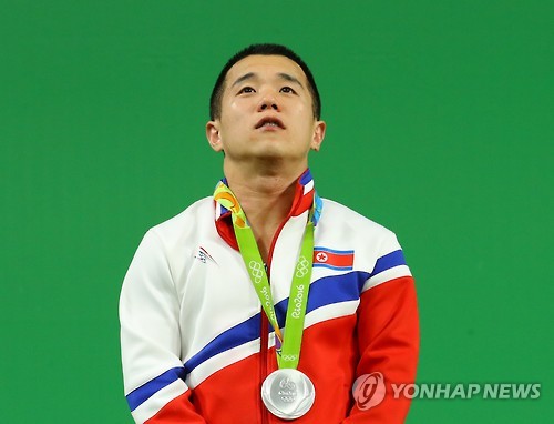 북한 역도 영웅 엄윤철, 은메달 획득···2연패 달성 실패