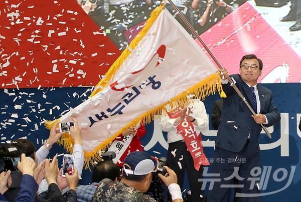 ‘새누리당 제4차 전당대회’-잠실실내체육관. 사진=이수길 기자 leo2004@newsway.co.kr 9일 오후 서울 송파구 잠실실내체육관에서 열린 ‘새누리당 제4차 전당대회’에서 당 대표로 선출된 이정현 당선인이 당기를 전달받아 흔들고 있다.