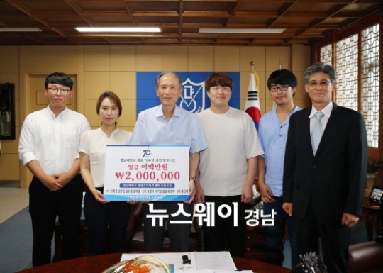 왼쪽부터 이재성(경남신문 신춘문예), 김유경(국제신문 신춘문예), 박재규 총장, 김재길(조선일보 신춘문예), 김샴(중앙일보 신춘문예), 김경식(열린시학 신인상)