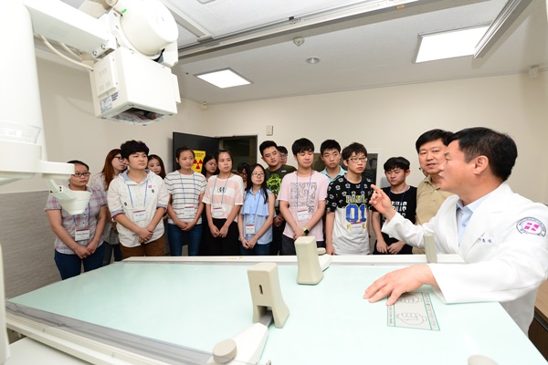 대구보건대에서 연수중인 중국 상하이건강의학대학교 학생들이 박종삼 교수로부터 위장조영촬영 검사에 대한 방법을 듣고 있다.