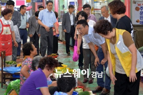 박영일 남해군수, 전통시장 방문 격려