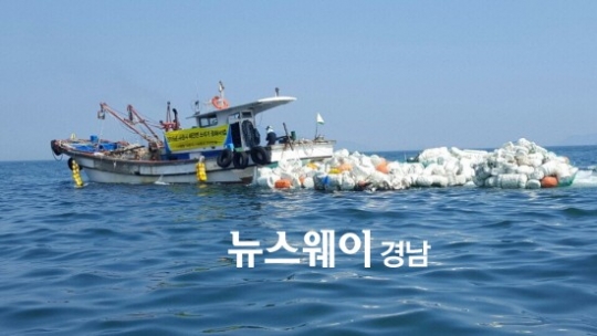 해양쓰레기를 수거하고 있다.