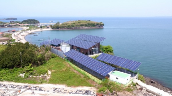 한화그룹이 지난 5월 충남 홍성군 죽도에 태양광 발전시설을 지원하고 에너지 자립섬 준공식을 가졌다. 사진=한화그룹 제공