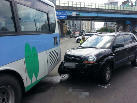 부산 해운대 시내버스, 신호등 기둥과 충돌···7명 부상