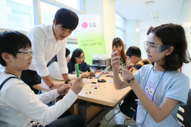 LG그룹이 우리나라의 미래인 청소년들을 대상으로 다양한 사회공헌사업을 펼치고 있다. LG그룹은 지난 2010년부터 이중 언어와 과학 분야에 재능이 있는 다문화 청소년들을 선발해 한국외국어대학교와 카이스트 교수진이 지도하는 교육을 2년 동안 무료로 지원하는 ‘LG 사랑의 다문화 학교’ 사업을 진행하고 있다. 사진=LG그룹 제공