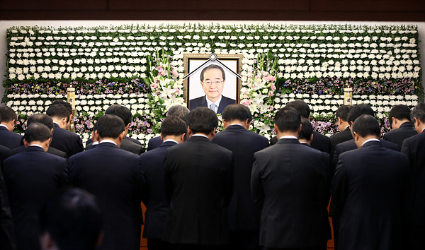 28일 서울 풍납동 서울아산병원 장례식장에 마련된 故 이인원 부회장의 빈소에 롯데맨들의 추모 행렬이 이어지고 있다