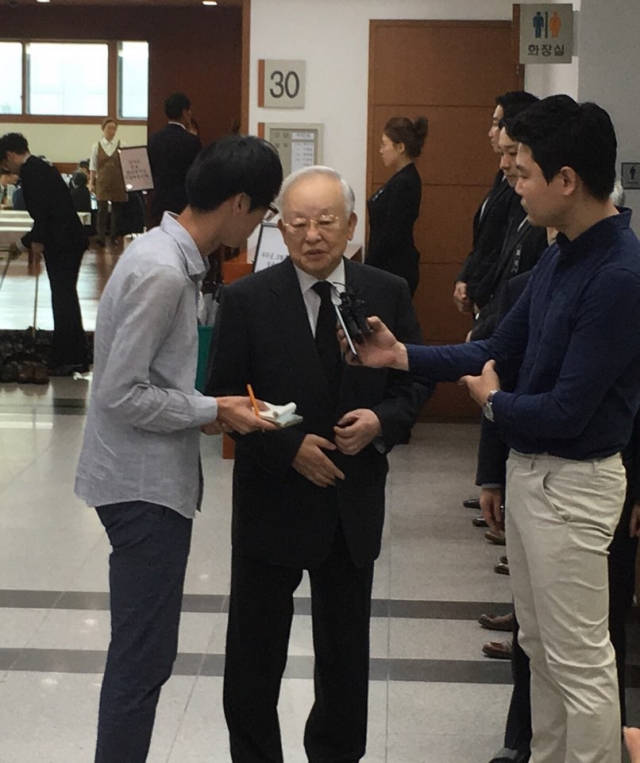 28일 손경식 CJ 그룹 회장이 서울 풍납동 서울아산병원 장례식장에 마련된 故 이인원 부회장의 빈소를 찾아 애도를 표했다.