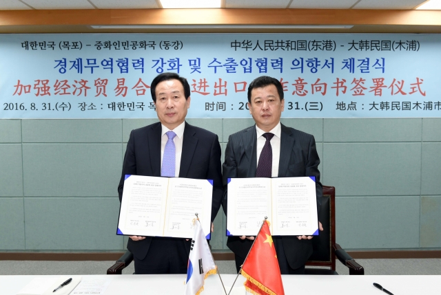 박홍률 목포시장(왼쪽)이 31일 중국 지앙나이동 동강시장과 업무협약을 체결하고 있다.