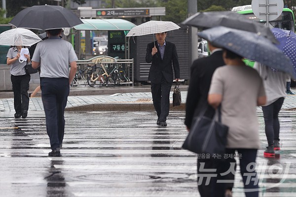 주말 날씨, 전국 흐리고 비···더위 한풀 꺾여. 사진=최신혜 기자 shchoi@newsway.co.kr