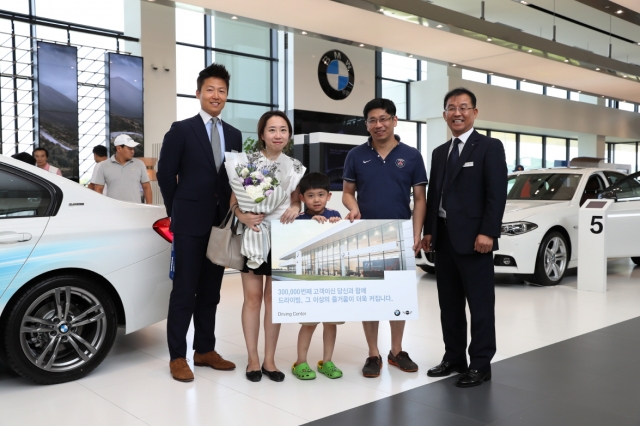 BMW 드라이빙 센터에서 30만번째 내방고객인 오창현씨 가족을 주인공으로 맞이했다. 사진=BMW 코리아 제공