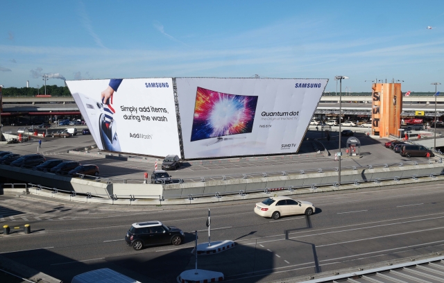삼성전자, IFA 앞두고 獨베를린 테겔공항에  옥외광고 설치 기사의 사진