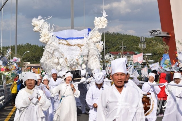 지난해 열린 명량대첩축제장에서 펼쳐진 진도 만가 행진 모습이다. 행진후 아와 비아의 넋을 기리는 평화제가 열린다.