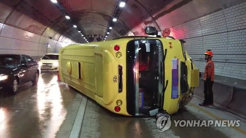 부산 곰내터널서 ‘유치원생 23명’ 탑승한 유치원 버스 차량, 빗길에 전도