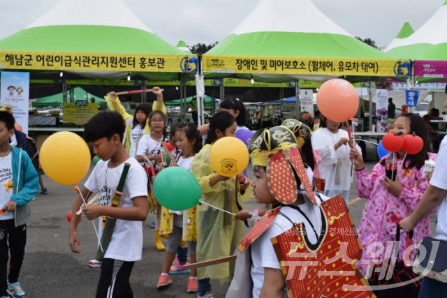 2일 명량대첩축제장에서 현장체험하고 있는 초등학생들