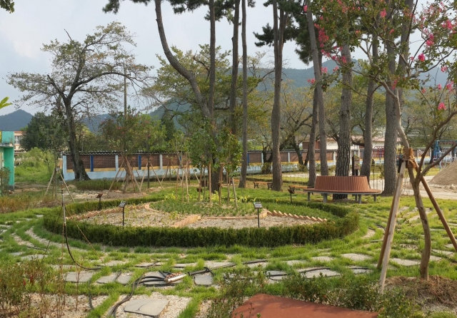 고흥군이 점암초등학교 내 유휴지를 명상의 숲으로 조성해 학생들의 자연학습공간 및 지역민의 힐링 쉼터로 제공했다.