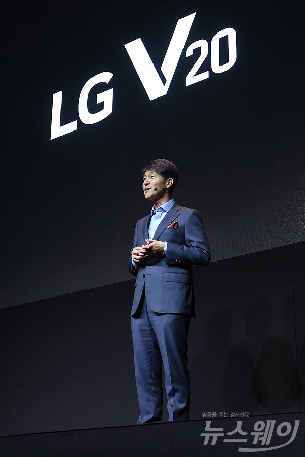 조준호 LG전자 대표이사 MC사업본부장 사장이 7일 오전 서울 LG전자 서초 R&D캠퍼스에서 열린 ‘LG V20’공개 행사에서 발표를 하고 있다. ‘LG V20’은 지난해 10월 출시한 ‘LG V10’의 후속 모델로 세계 최초로 ‘쿼드 DAC’을 탑재한 스마트폰이다. 사진=최신혜 기자 shchoi@newsway.co.kr