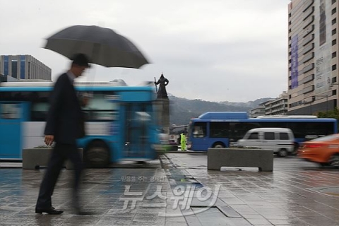  전국 구름 많고 곳곳에 강한 소나기···환절기 건강관리 ‘주의’