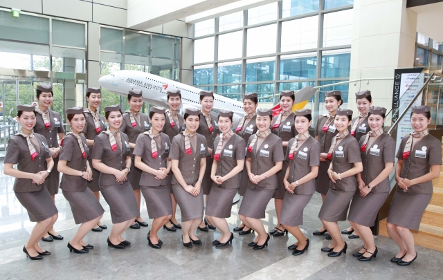 지난 8일 서울시 강서구 오쇠동 아시아나항공 교육훈련동에서 후쿠오카 여자대학 학생들이 아시아나항공의 '승무원 체험과정'을 마친 후 기념 사진을 찍고 있다. 사진=아시아나항공 제공
