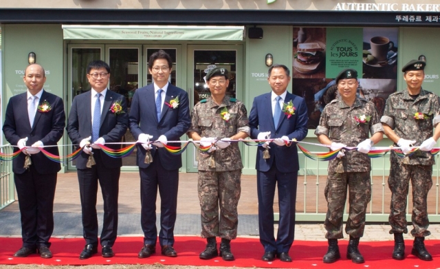 CJ푸드빌이 육군훈련소와 업무협약을 맺고 뚜레쥬르 논산 육군훈련소점을 오픈했다. 사진=CJ푸드빌 제공