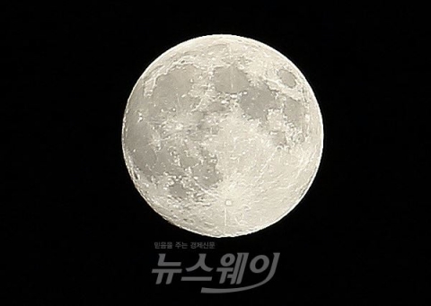  추석 늦더위 지속···구름 사이로 보름달 볼 수 있어