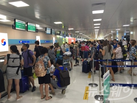태풍 타파 영향···오늘 밤 제주공항 비행기 10편 결항