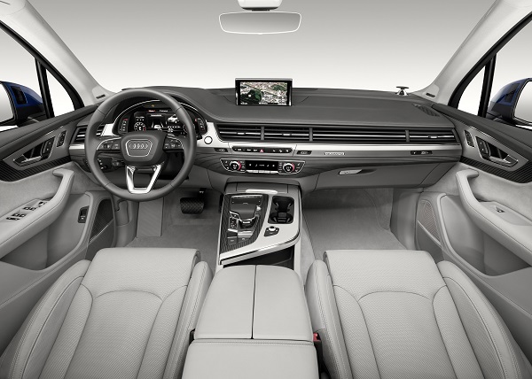 운전자 중심의 새로운 컨트롤 시스템과 연결된 아우디 버츄얼 콕핏(Audi Virtual Cockpit)을 비롯해 혁신적인 인터페이스 및 인포테인먼트, 다양한 운전자 지원 시스템 등 매혹적 경쟁력으로 무장하며 소비자 눈길을 사로잡기에 충분하다. 사진=아우디 제공