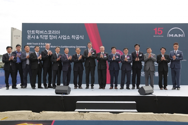 만그룹(MAN Group)의 한국지사인 만트럭버스코리아가 19일 경기도 용인에서 본사 및 직영 정비사업소 착공식을 진행했다. 사진은 막스 버거(왼쪽 열 번째) 만트럭버스코리아 사장, 정찬민(왼쪽 열한 번째) 용인 시장 및 만트럭버스코리아 임직원들이 함께 포즈를 취하고 있는 모습. 사진=만트럭버스코리아 제공