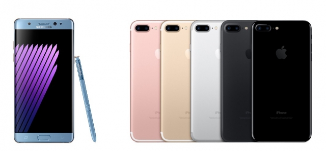 지난 8월에 선보인 삼성전자의 갤럭시노트7(왼쪽)과 9월7일 공개된 애플의 아이폰7플러스(오른쪽)의 모습. 사진=각 사 제공.