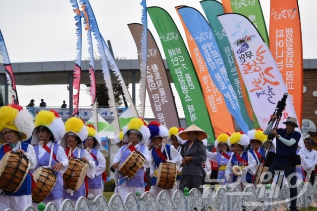 23일 황토갯벌축제장에서 무안군 9개읍면 주민들이 풍요를 기원하는 깃발을 들고 농악대와 함께 퍼레이드를 펼치고 있다.