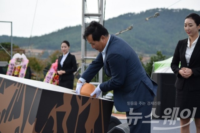 23일 김철주 무안군수가 9개읍면에서 가져온 황토를 군의 화합과 번영을 위해 황토갯벌 합토식을 하고 있다.