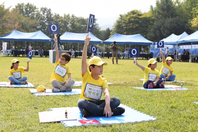 ‘제8회 대한민국 어린이 안전 퀴즈대회’ 본선 참가자들이 OX퀴즈를 풀고 있다. 사진=현대자동차 제공