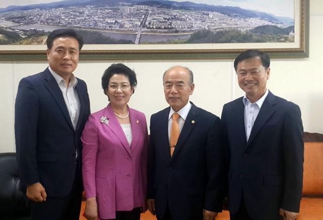 전라남도 장흥군의회 김복실의장(왼쪽 두번때)은 남원시의회(의장 이석보, 오른쪽 두번째)를 방문, 2016장흥국제통합의학박람히에 참여할 수 있도록 적극협조를 구했다.