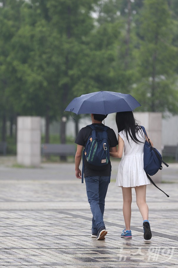  전국 가을비, 서울 한낮에도 서늘···“우산 챙기세요”