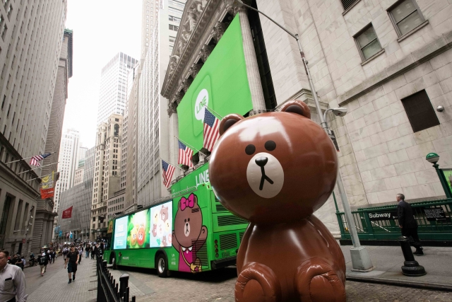 지난 7월 15일 라인은 뉴욕증권거래소에 상장됐다. 사진은 뉴욕증권거래소(NYSE) 전경 및 라인 캐릭터 모습. 사진=네이버 제공.