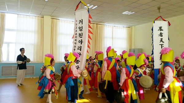 중국 내몽골 조선족학교 학생들이 욱수농악단에게 농악 교육을 받고 있다. 사진=수성구청 제공