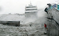 제18호 태풍 ‘차바’ 피해 속출···여수 오동도 앞바다서 6명 빠져 모두 구조