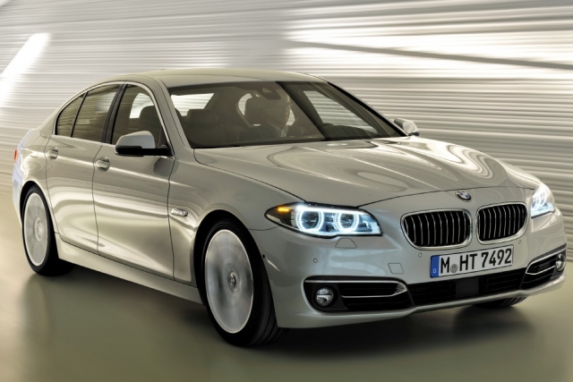 BMW ‘5시리즈 1+1 프로그램’은 기존 BMW 5시리즈와 2017년 출시될 신형 5시리즈, 총 2대를 함께 이용할 수 있는 파격적인 조건으로 현재 5시리즈와 내년 출시 예정인 신형 5시리즈를 놓고 고민하는 고객을 위해 마련된 것이다. 사진=BMW 제공