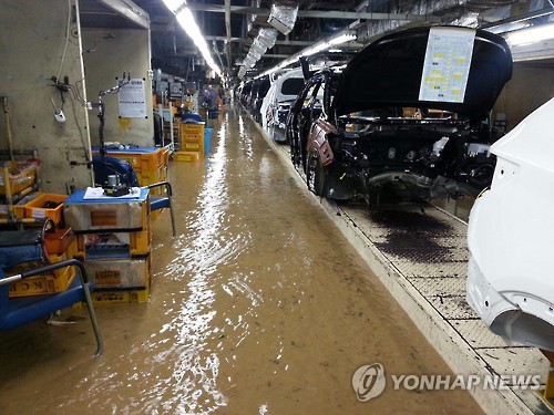 태풍 차바의 영향으로 내린 비 때문에 물이 차 조업이 중단된 현대자동차 울산공장 2공장 생산라인 모습. 사진=연합뉴스 제공