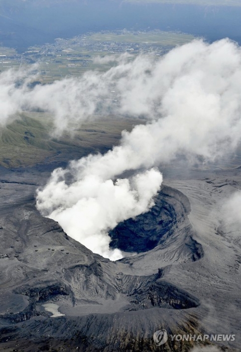 日 아소산 36년만에 화산 분화···심상찮은 지각변화