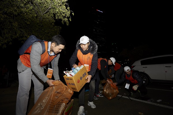 한화그룹 임직원도 안전사고 예방과 환경미화를 위해 오후 2시부터 자정까지 함께 땀을 흘렸다. 한화그룹 18개 계열사 임직원 650명으로 구성된 자원봉사단은 행사에 앞서 시민들에게 쓰레기 봉투를 배포하고, 안전사고 예방을 위한 질서유지 활동을 진행했다. 사진=한화 제공