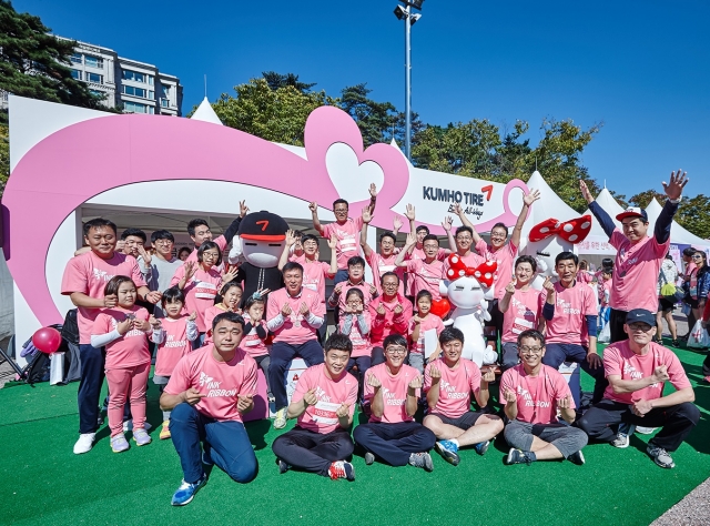 금호타이어 임직원과 가족, 대리점주 및 협력사 직원 등 약 270여명은 핑크색 티셔츠를 입고 여의도 공원을 달리며 여성건강 증진을 도모하는 핑크리본 캠페인의 의미를 되새겼다. 사진=금호타이어 제공